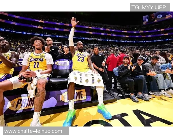 骑士主场迎战湖人詹姆斯穿海军蓝经典球衣致敬青春岁月