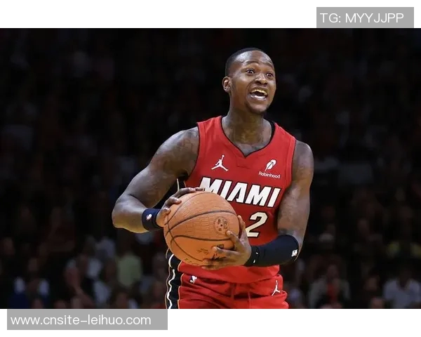 罗齐尔出庭时手铐脚镣加身穿着黄蜂队连帽衫引发关注 罗齐尔出庭时手铐脚镣加身穿着黄蜂队连帽衫引发关注